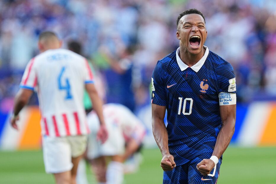 Mbappé marca de penálti