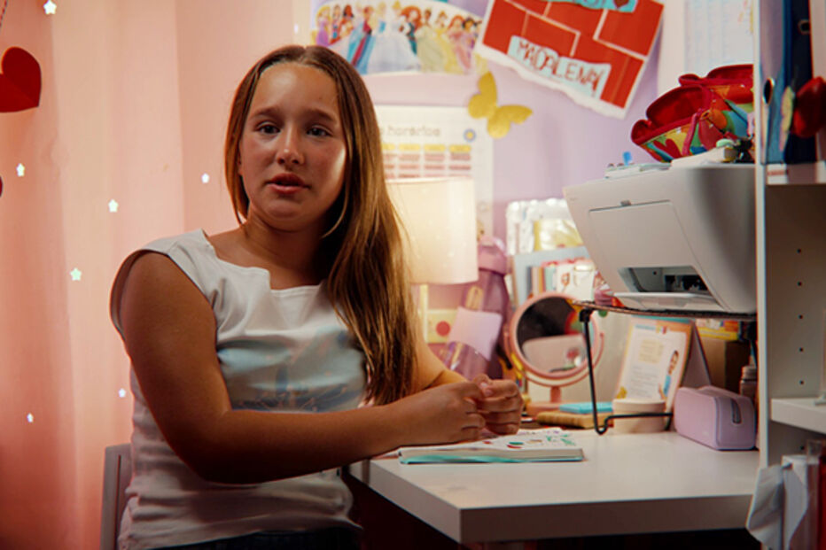 Madalena, de 12 anos, cresceu a partilhar a mãe, Miriam Duarte, a casa e a vida com crianças que chegam e que partem
