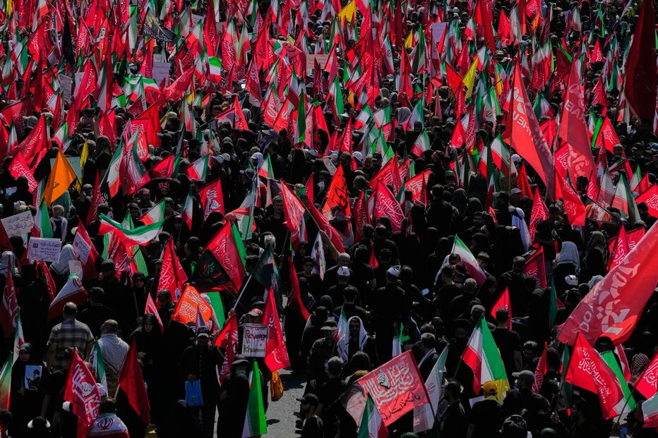 Maré humana participa na cerimónia fúnebre de Ali Khamenei