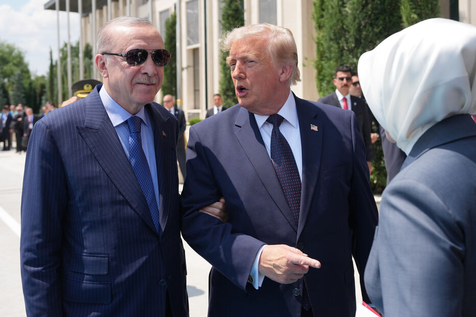 O presidente Donald Trump conversa com o presidente turco Recep Tayyip Erdogan à chegada à cimeira da NATO em Ancara, na Turquia, na terça-feira, 7 de julho de 2026.