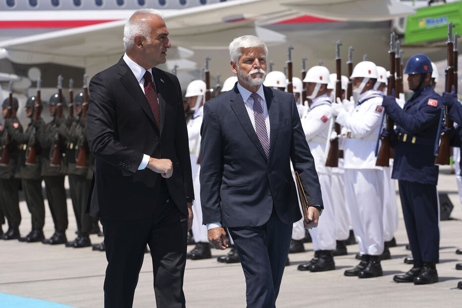 O presidente da República Checa, Petr Pavel, ao centro à direita, chega à Cimeira da NATO em Ancara, na Turquia, na terça-feira, 7 de julho de 2026