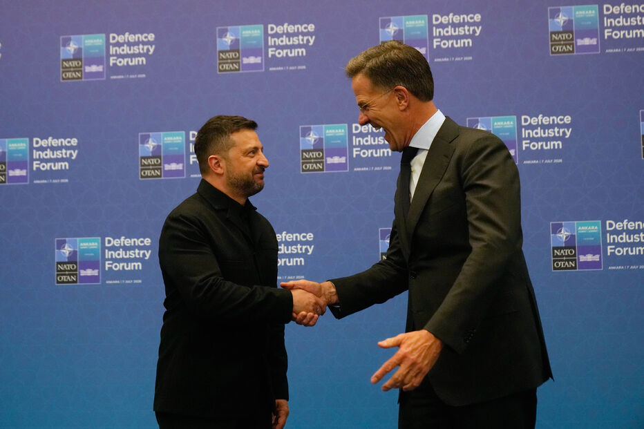 O Secretário-Geral da OTAN, Mark Rutte, à direita, cumprimenta o Presidente da Ucrânia, Volodymyr Zelenskyy, à margem da cimeira da NATO em Ancara, na Turquia, na terça-feira, 7 de julho de 2026