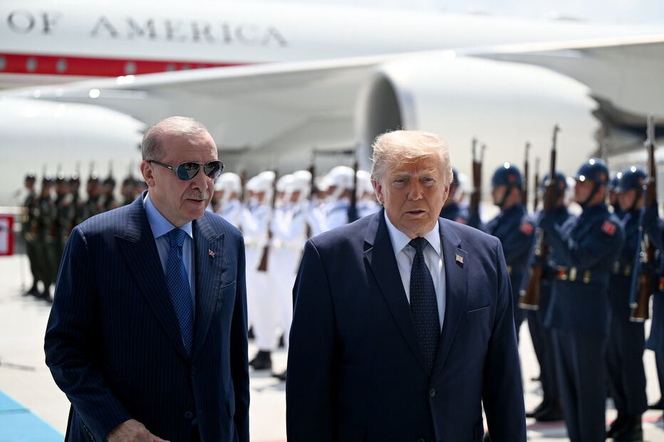 O presidente Donald Trump conversa com o presidente turco Recep Tayyip Erdogan à chegada à cimeira da NATO em Ancara, na Turquia
