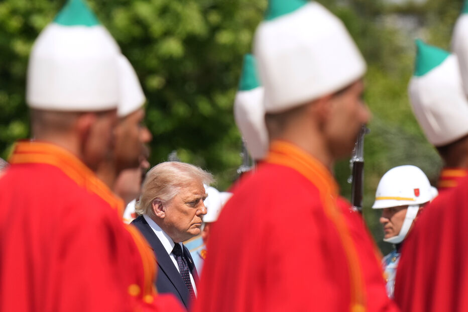 O presidente Donald Trump é recebido pelo presidente turco Recep Tayyip Erdogan no Palácio Presidencial de Bestepe, durante uma cerimónia de boas-vindas à cimeira da NATO em Ancara, na Turquia, na terça-feira, 7 de julho de 2026