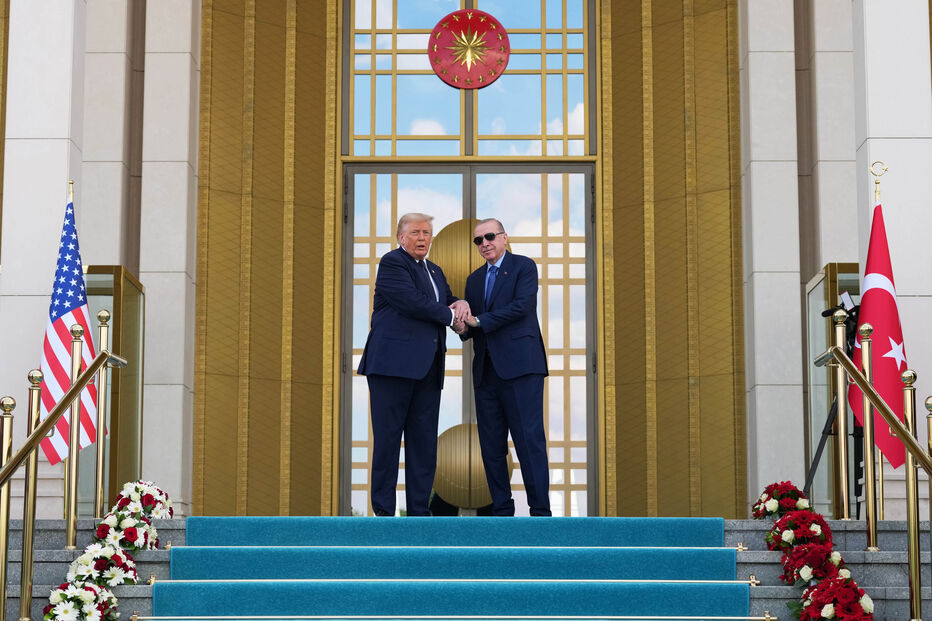 O presidente Donald Trump aperta a mão do presidente turco Recep Tayyip Erdogan no Palácio Presidencial de Bestepe, durante uma cerimónia de boas-vindas à cimeira da NATO em Ancara, na Turquia, na terça-feira, 7 de julho de 2026