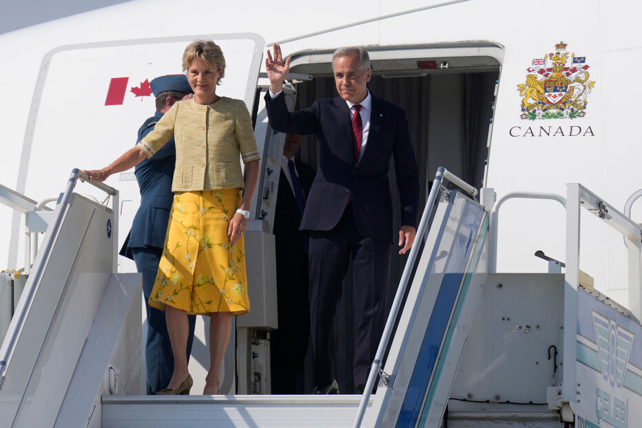O primeiro-ministro canadiano Mark Carney e a sua esposa, Diana Fox Carney, desembarcam de um avião à chegada à cimeira da NATO em Ancara, terça-feira, 7 de julho de 2026