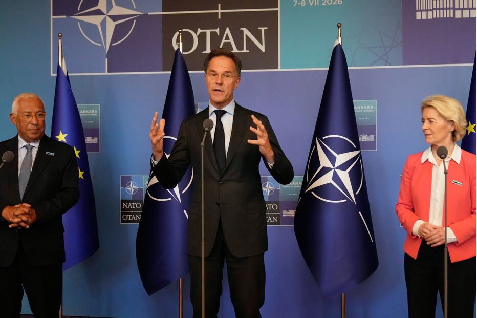 O Secretário-Geral da OTAN, Mark Rutte, ao centro, participa numa conferência de imprensa com o Presidente do Conselho Europeu, António Costa, à esquerda, e a Presidente da Comissão Europeia, Ursula von der Leyen, durante a cimeira da NATO em Ancara, na Turquia, na terça-feira, 7 de julho de 2026