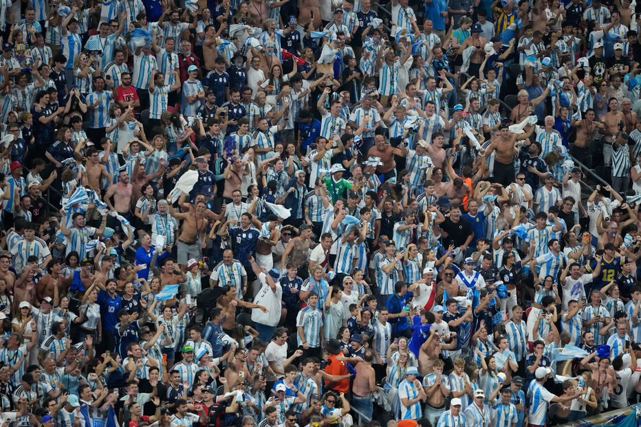 Os adeptos argentinos comemoram após o jogo das oitavas de final do Campeonato do Mundo de futebol entre a Argentina e o Egito, em Atlanta, na terça-feira, 7 de julho de 2026