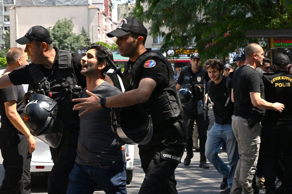 A polícia detém manifestantes durante uma manifestação à porta da cimeira da NATO em Ancara, na Turquia, na terça-feira, 7 de julho de 2026
