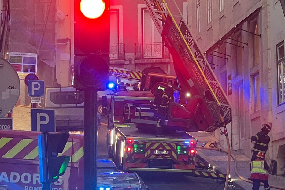 Incêndio deflagra em prédio em obras no Chiado em Lisboa 