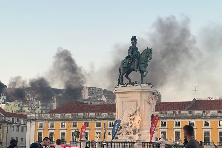 Incêndio deflagra em prédio em obras no Chiado em Lisboa 