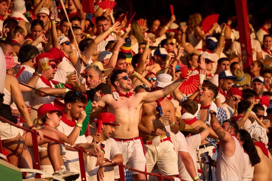 Centenas assistem a luta de touros nas festas de San Fermín, Espanha