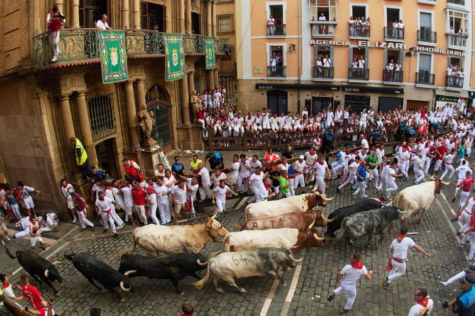 Corrida de touros das fetas de San Fermín traz centenas de pessoas às ruas de Pamplona