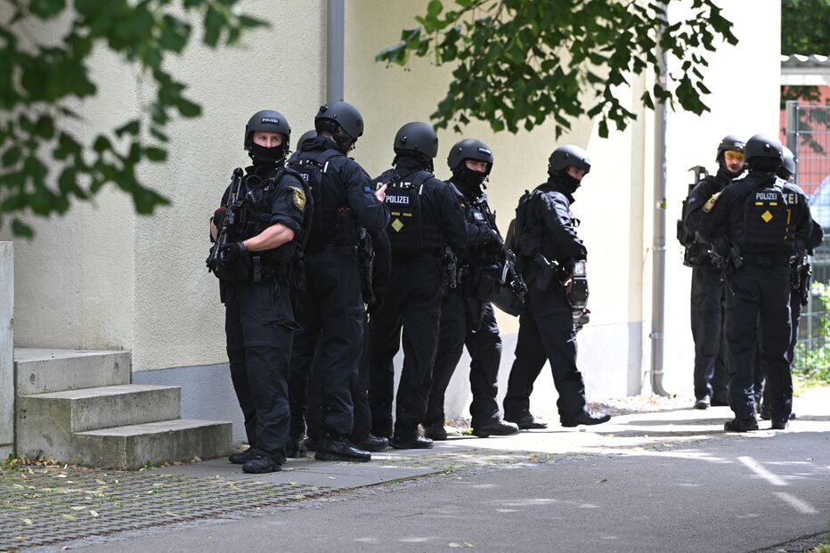 8 de julho de 2026, Baviera, Schongau: Agentes da polícia estão posicionados na Escola Secundária de Welfen. Na sequência de um incidente ocorrido na escola secundária da Alta Baviera, que deixou várias pessoas feridas e resultou numa detenção, um porta-voz da polícia afirmou que grande parte das provas aponta para um ataque violento