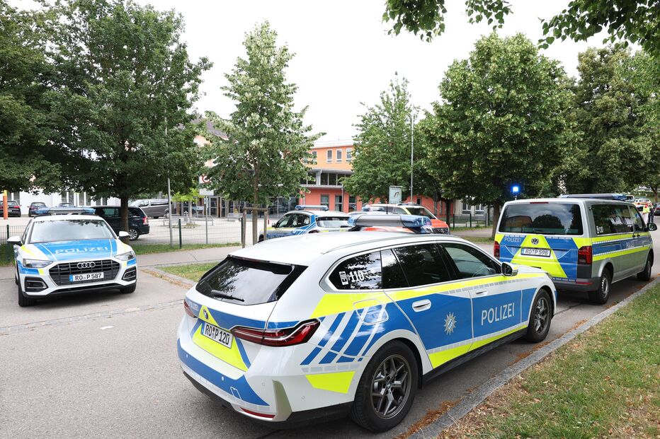 Vários veículos da polícia estão estacionados em frente ao Liceu de Welfen. Segundo um porta-voz da polícia, na sequência de um incidente ocorrido no liceu, na Alta Baviera, que deixou várias pessoas feridas e resultou numa detenção, há fortes indícios de que se tratou de um ataque violento. 8 de julho de 2026, Baviera, Schongau