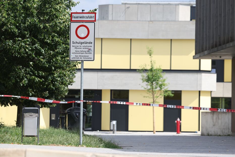Fita policial a isolar a Escola Secundária de Welfen, em Schongau, na Alemanha, quarta-feira, 8 de julho de 2026