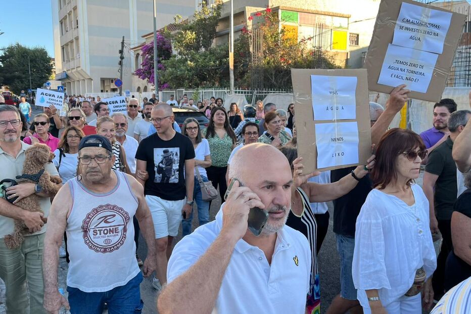 População desespera por água em Almada