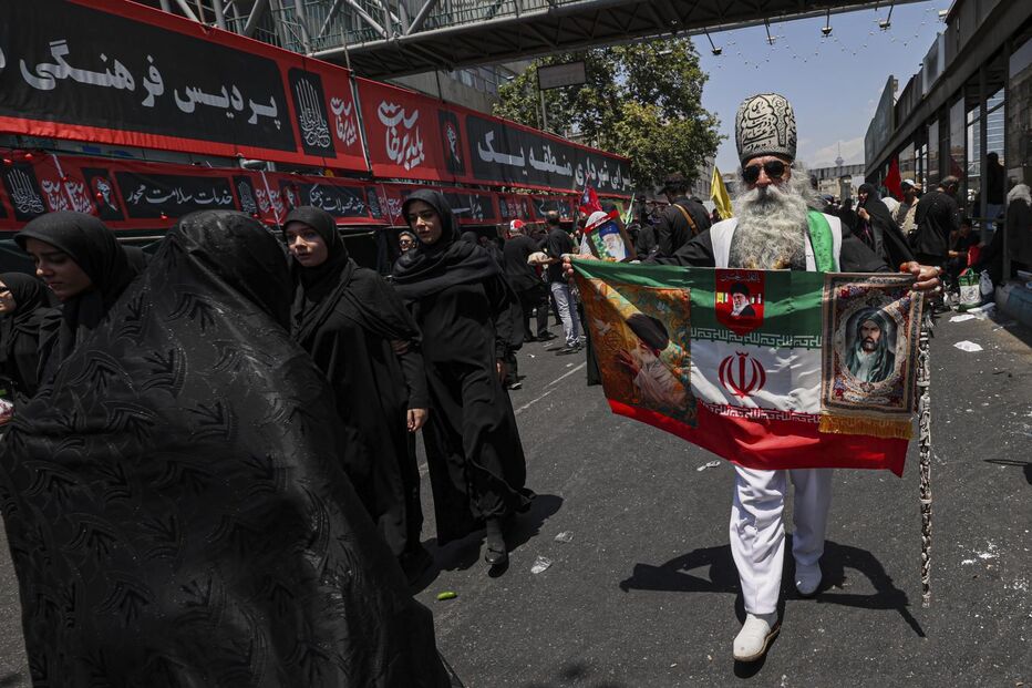 Iranianos participam, nas ruas de Teerão, no cortejo fúnebre do antigo líder supremo Ali Khamenei.
