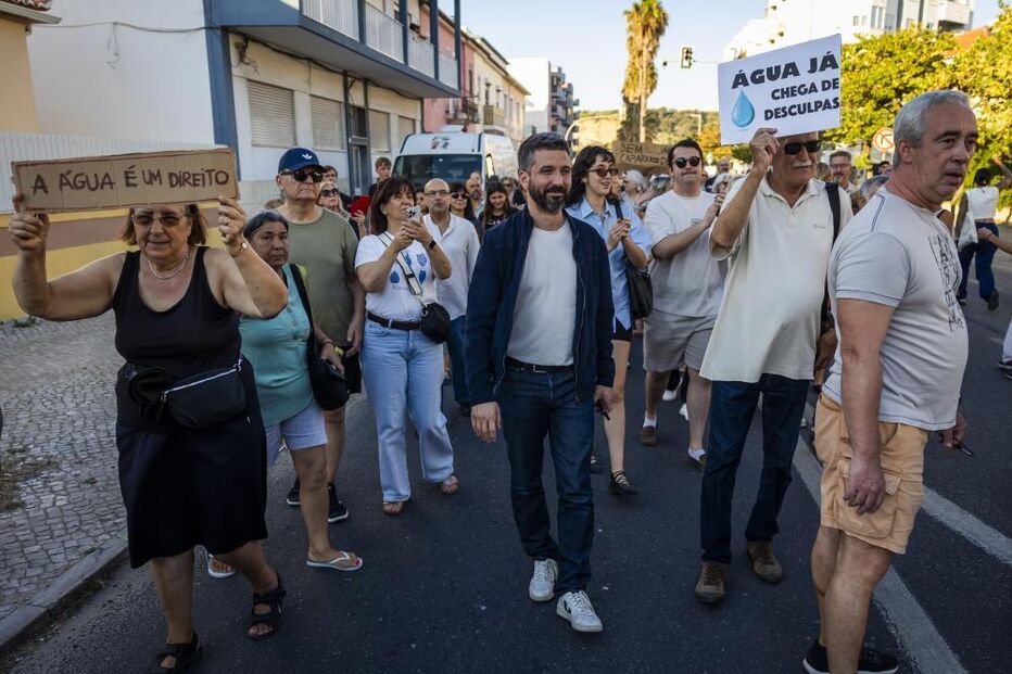 Cerca de 1500 pessoas em protesto contra falta de água na Costa da Caparica, em Almada 