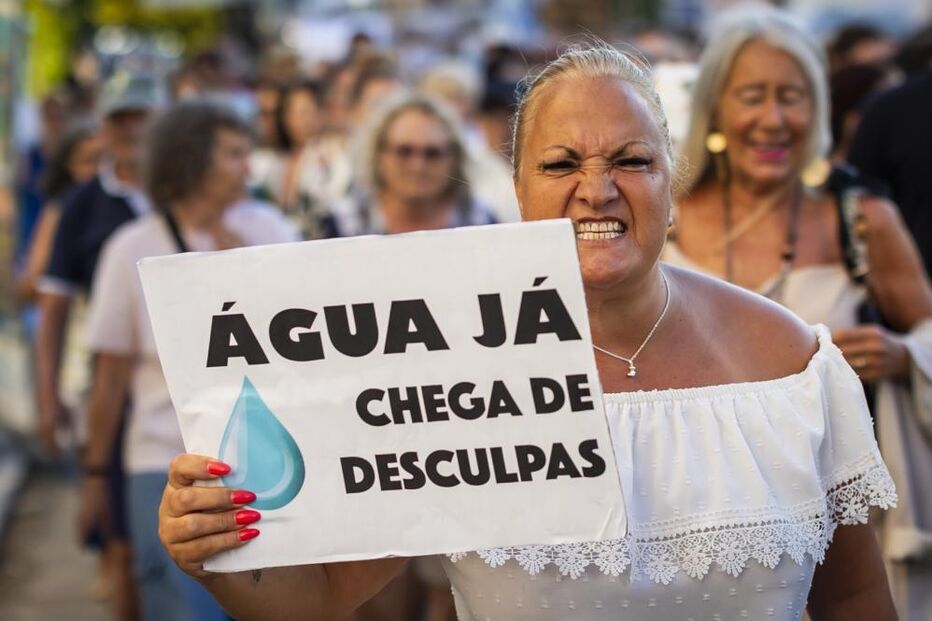 Cerca de 1500 pessoas em protesto contra falta de água na Costa da Caparica, em Almada 