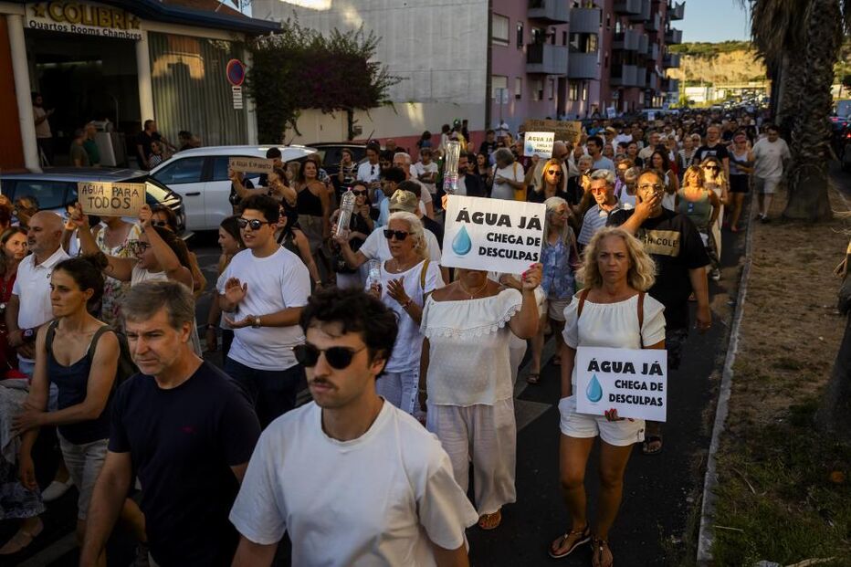 Cerca de 1500 pessoas em protesto contra falta de água na Costa da Caparica, em Almada 