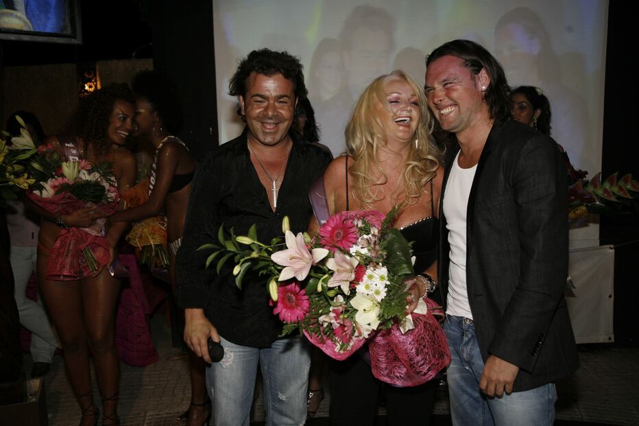 Bonnie Tyler com um ramo de flores