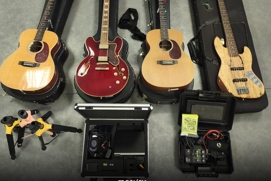 Instrumentos musicais e equipamentos apreendidos pela Polícia de Segurança Pública