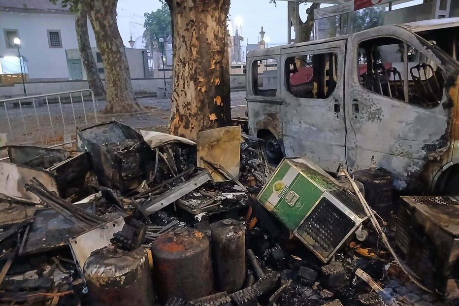 Fogo destruiu barraquinha e carrinha