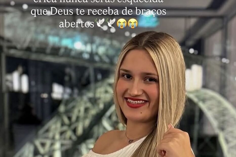 Jovem em vestido branco aguarda abraços de braços abertos