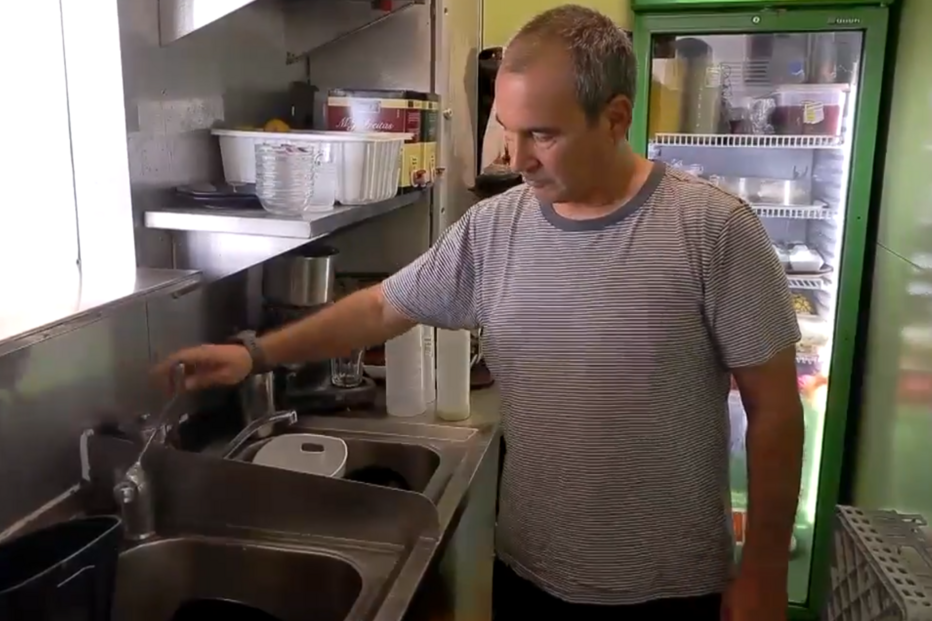 Há um mês que a rotina mudou para os moradores de Almada e a falta de água tornou-se num problema diário