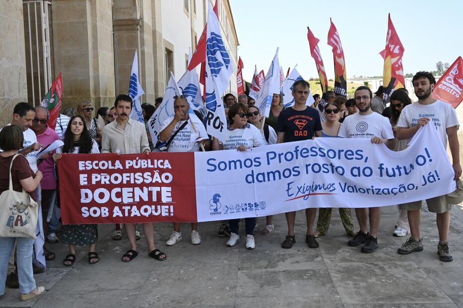 Ministro da Educação recebido em Coimbra com protesto