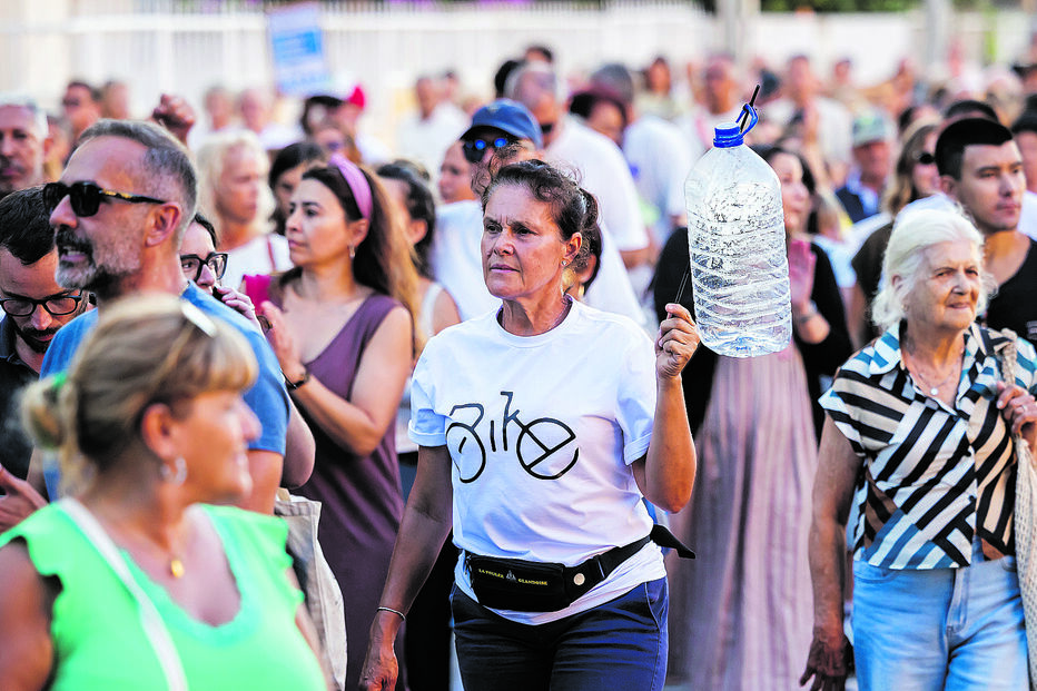 Os habitantes de Almada protestaram quarta-feira contra a falta de água. Exigiram respostas e a demissão de Inês de Medeiros