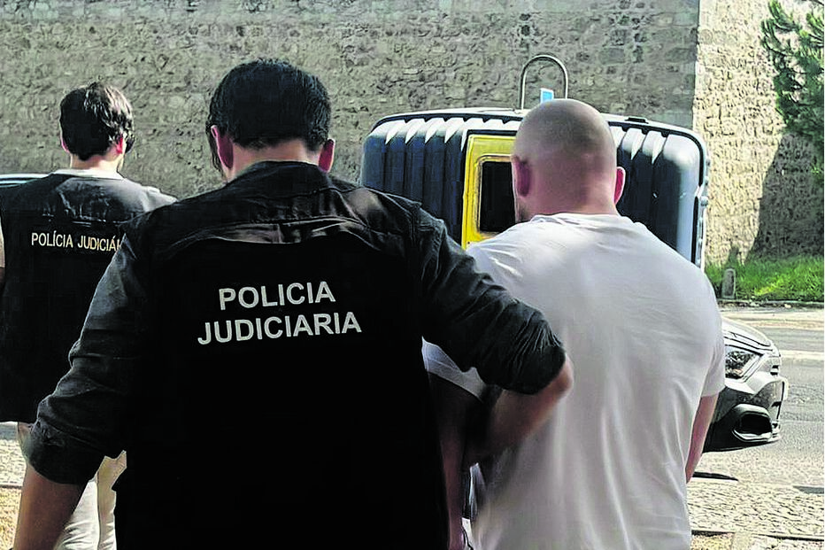 Suspeito à saída do tribunal, após saber que ficaria em prisão preventiva