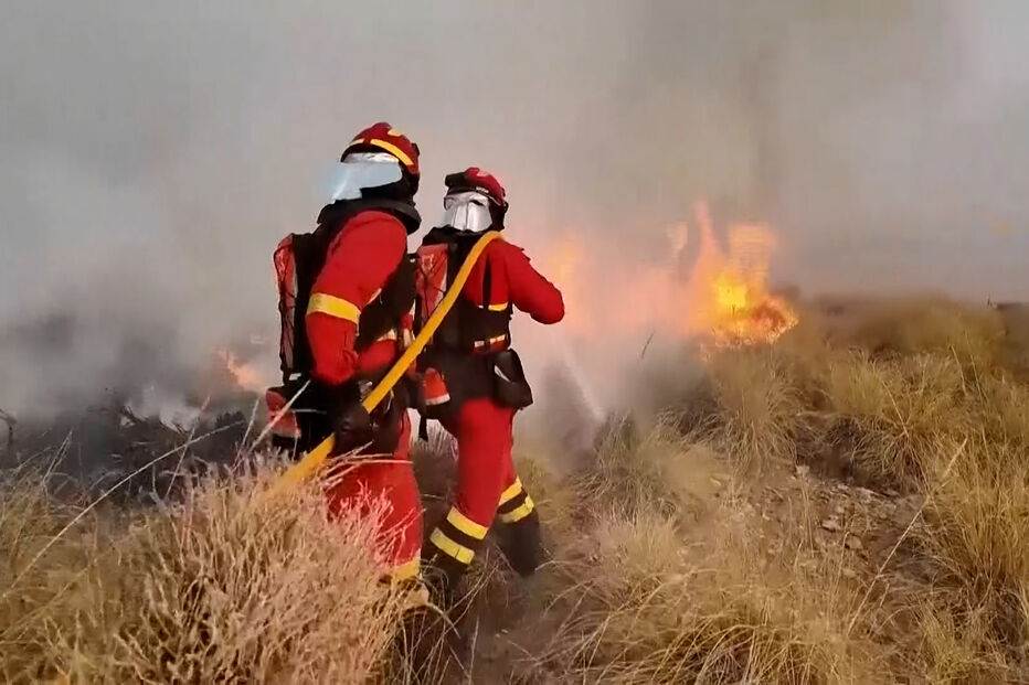Bombeiros espanhóis combatem incêndio florestal na Andaluzia