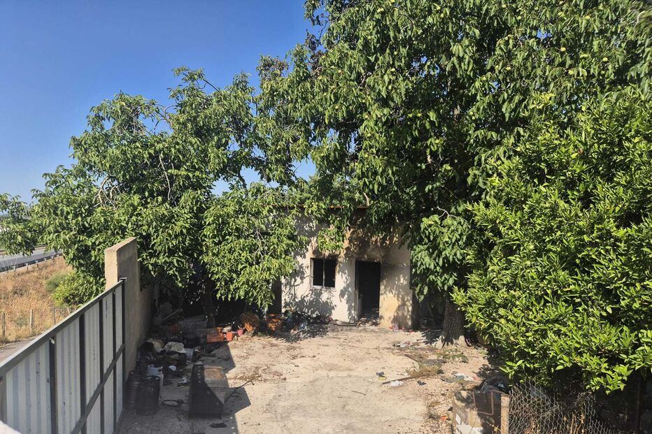 Casa consumida pelas chamas ficou inabitável