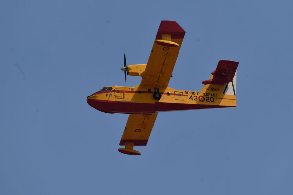 Hidroavião utilizado para combater as chamas do incêndio florestal em Almería, Andaluzia