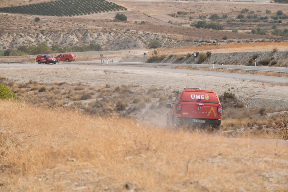 Bombeiros no combate ao incêndio florestal em Almería, Andaluzia