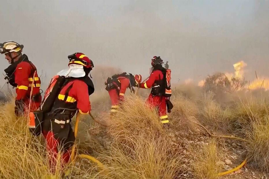 Elementos da Unidade Militar de Emergência de Espanha acionados para combater incêndio em Almería, Andaluzia
