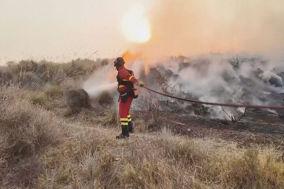 Elementos da Unidade Militar de Emergência de Espanha acionados para combater incêndio em Almería, Andaluzia