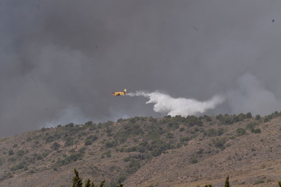 Hidroavião utilizado para combater as chamas do incêndio florestal em Almería, Andaluzia