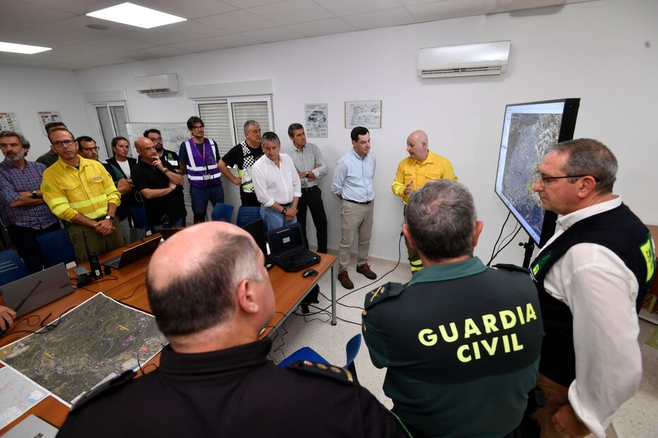 Presidente do Governo Regional da Andaluzia, Juanma Moreno, visita o Posto de Comando Avançado para debater combate ao incêndio em Almería, Andaluzia