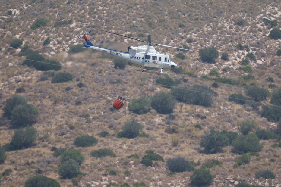 Helicóptero acionado para combater as chamas na província espanhola de Almería