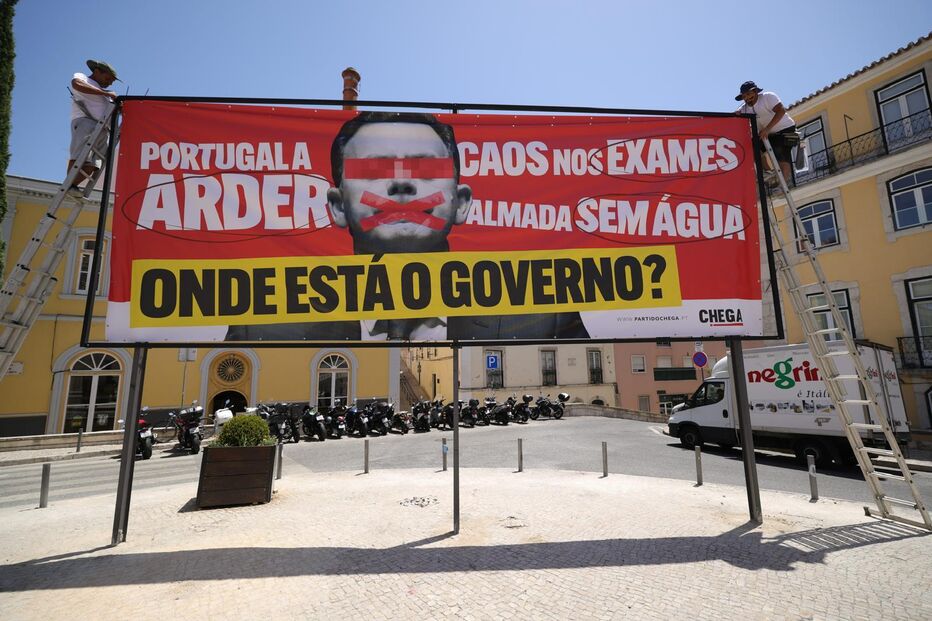 Chega tenta instalar 'outdoor' em frente ao Parlamento, é multado e acaba por apresentar queixa-crime à PSP