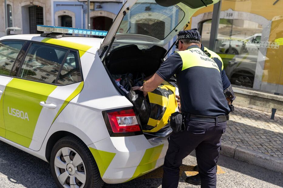 Chega tenta instalar 'outdoor' em frente ao Parlamento, é multado e acaba por apresentar queixa-crime à PSP