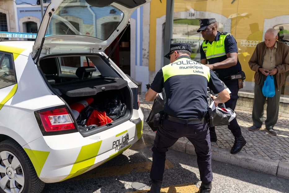Chega tenta instalar 'outdoor' em frente ao Parlamento, é multado e acaba por apresentar queixa-crime à PSP