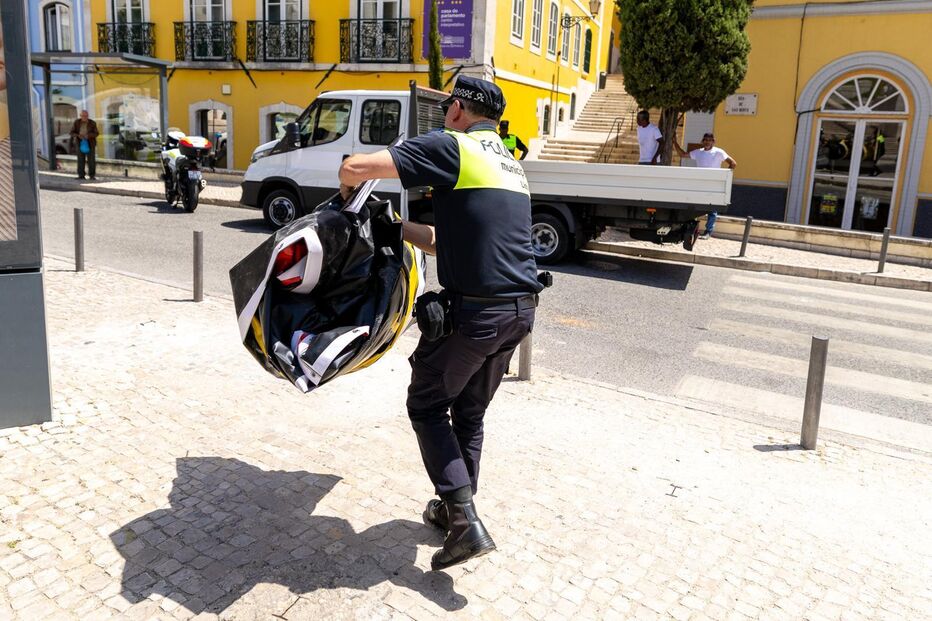 Chega tenta instalar 'outdoor' em frente ao Parlamento, é multado e acaba por apresentar queixa-crime à PSP
