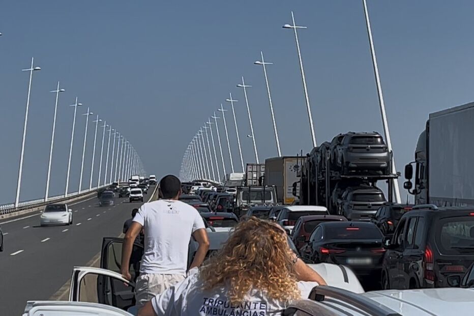 Tesla incendeia-se e provoca grande acidente da Ponte Vasco da Gama. Trânsito está cortado