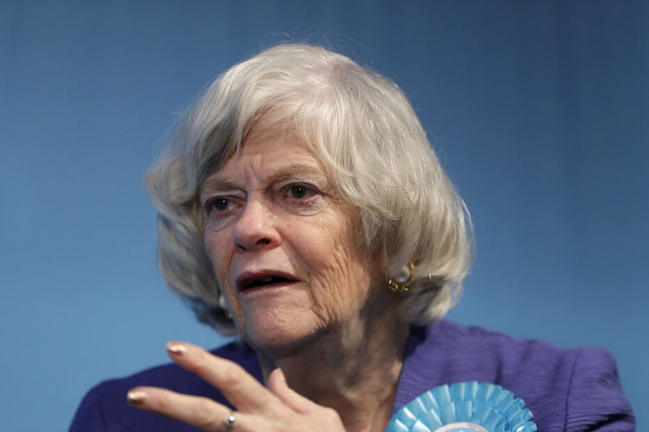 Política conservadora britânica Ann Widdecombe, de 78 anos, foi encontrada morta em casa com ferimentos graves