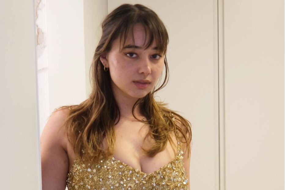 Sophia Maddox veste vestido dourado em imagem