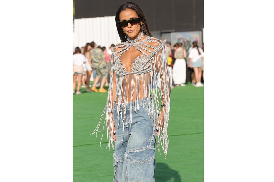 Carolina Loureiro exibe look em festival de verão com top em croché e calças de ganga